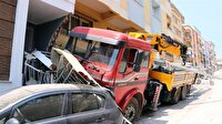 El freni çekilmeyen vinç 2 otomobili ezerek apartmana çarptı