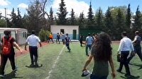Kadın futbolcular hakemi kovaladı