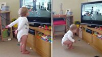 Sporcu ile birlikte fitness yapan bebek