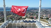 Çamlıca Camisi'ne dev Türk bayrağı