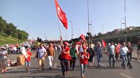 Bayrağını alan yürüyüşe geliyor