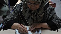 Öğretmen babanın okula göndermediği kızı, 60 yıl sonra okuma öğreniyor