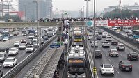 Okulların ilk gününde metrobüs durağında insan seli