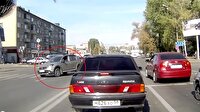 Kadın sürücünün akılalmaz kazası kamerada