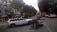 Kaza yapan motosikletli minibüsün altına girdi