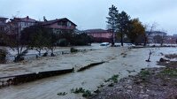 Sakarya'da yolları su bastı araçlar mahsur kaldı