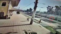 Küçük çocuk trenin altında kaldı: Feci kaza kamerada