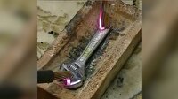 Elektrik akımı verilen ingiliz anahtarı bakın ne hale geldi