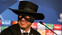Basın toplantısına Zorro kostümüyle çıktı