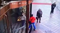 Otel lobisine giren sürücü kamerada!