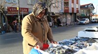 Eşine yardım için gitti: Balık tezgahı işi oldu