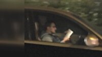 Trafikte kitap okuyan sürücü