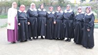 Siyah önlükle okuma yazma kursuna geliyorlar