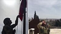 Mehmetçik bayrağı göndere çekerken gözyaşlarına hakim olamıyor