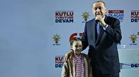 Erdoğan, "Tayyip dede sen hiç yorulmaz mısın?" diyen miniği yanına çağırdı
