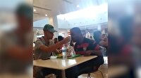 Yemek yerken zorlanan adama yardım eden güzel kalpli çalışan