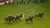 Bundesliga'da inanılmaz olay: Sahayı ateşe verdiler!
