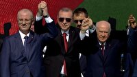 Cumhurbaşkanı Erdoğan ve Bahçeli el ele mitinge katılanları selamladı