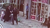 Çarşaflı eşine hakaret eden adamı böyle yere serdi