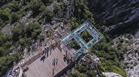 450 metre yükseklikteki cam terasa ziyaretçi akını