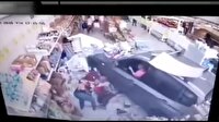Fren yerine gaza basan kadın sürücü markete daldı