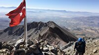 3 bin 917 rakımlık zirveye tarifeli tırmanışla ulaşıyorlar