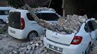 Fabrika duvarı araçların üzerine devrildi