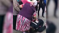 Kazak boksör şampiyonluk kemerini alıp annesinin ayaklarını öpüyor