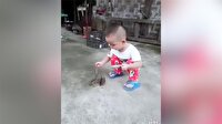 Serçeleri elleriyle besleyen ufaklık