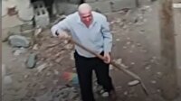 Yavru köpeği kürekle döven vicdansız adam!