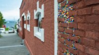 Duvarların eksiğini LEGO ile tamamladı