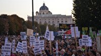 Avusturya’da binlerce gösterici hükümeti protesto etti
