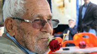 60 yıldır ağzında sigara yerine gül ile dolaşıyor