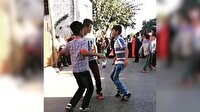Sokak düğününde kendinden geçen Adanalı çocuklar