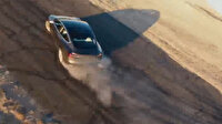 Tesla Model 3 performans modunda drift yapıyor