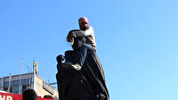 Atatürk büstüne çıkan baliciyi linçten polis kurtardı