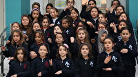 İlkokul öğrencilerinden engelli kardeşlerine işaret diliyle İstiklal Marşı jesti