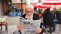 Gazete okuyabilmek için 8 kilometre yürüyor