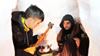 Kardan evin içinde çay içip bağlama çaldılar