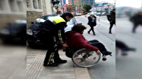 Kaldırımdaki araca takılan engelli vatandaşa polis şefkati