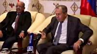 Rusya Dışişleri Bakanı Lavrov mikrofonla tokalaştı
