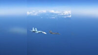Rus Su-27 savaş uçağı Amerikan F-15'i hava sahasından uzaklaştırıyor