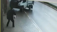 Direksiyon hakimiyetini kaybetti kaldırımdaki yayalara çarptı