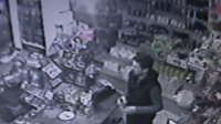 Oyuncak silahla oynarken karşısında tüfekli soyguncuları gördü