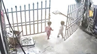 Açık bahçe kapısından çıkan çocuğa otobüs çarptı