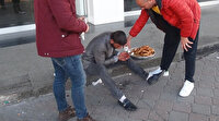Kendini simit tepsisiyle yere atıp para topluyor