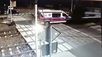 Tren, lastiği raylara takılan ambulansı biçti: 2 ölü