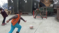 Hakkari Dağlıcalı çocukları Mehmetçik eğlendirdi