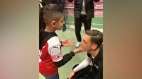 Görme engelli minik taraftar Mesut Özil'i dokunarak tanıdı