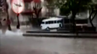 Yıldırım düşen rögar kapağı metrelerce havaya fırladı: 1 yaralı